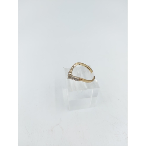 2349 - A 9ct gold diamond chevron ring - approx. gross weight 2.1 grams