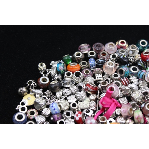 2377 - Approx. 580 grams of contemporary fashion charms