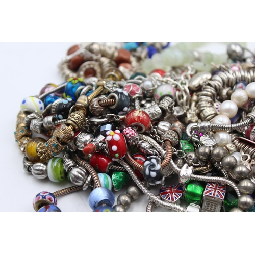 2381 - Forty retro fashion charm bracelets