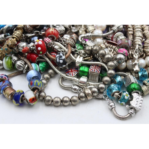 2381 - Forty retro fashion charm bracelets