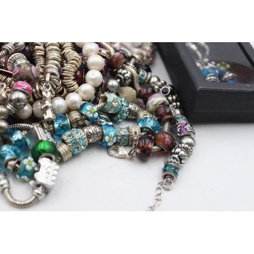 2381 - Forty retro fashion charm bracelets