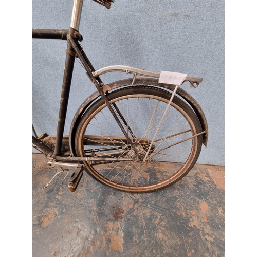 1609 - A vintage Raleigh men's bicycle