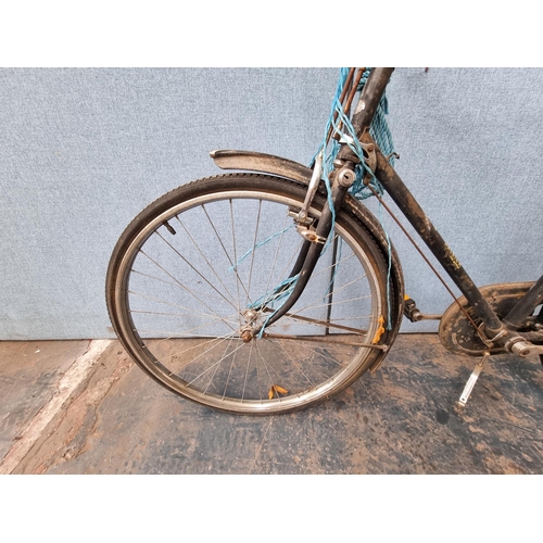 1609 - A vintage Raleigh men's bicycle