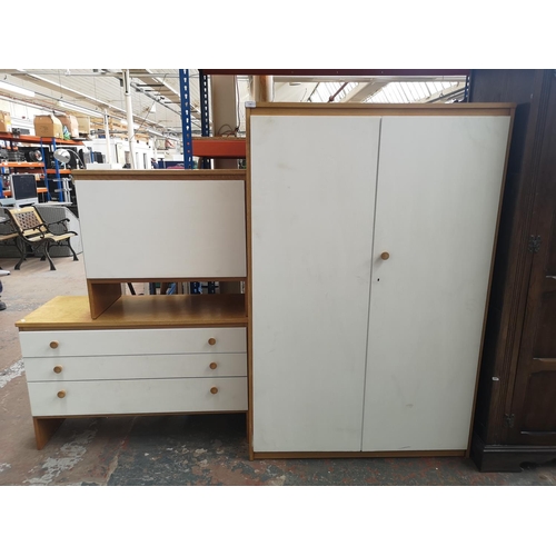 1166 - A Meredew oak and white painted three piece bedroom suite comprising wardrobe - approx. 154.5cm high... 