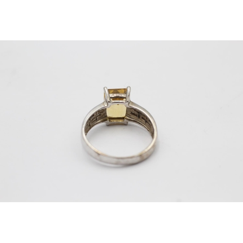 2163 - A hallmarked Birmingham 9ct white gold baguette cut citrine ring with cutwork frame, size O - approx... 