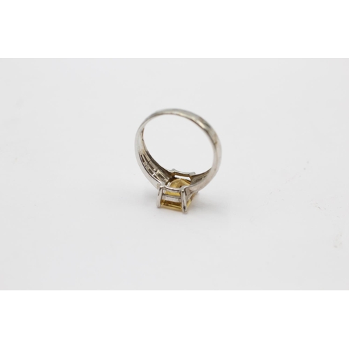 2163 - A hallmarked Birmingham 9ct white gold baguette cut citrine ring with cutwork frame, size O - approx... 