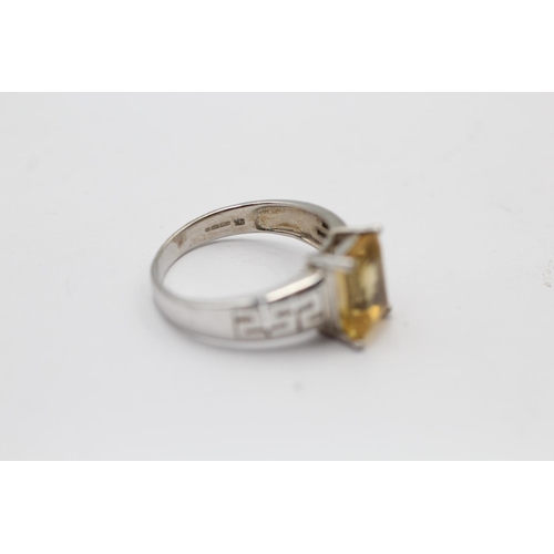 2163 - A hallmarked Birmingham 9ct white gold baguette cut citrine ring with cutwork frame, size O - approx... 