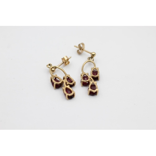 2165 - A pair of 9ct gold garnet drop earrings - approx. gross weight 2.1 grams