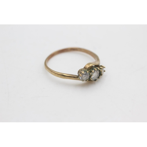 2173 - A 9ct gold clear gemstone three stone twist setting ring, size P - approx. gross weight 1.8 grams