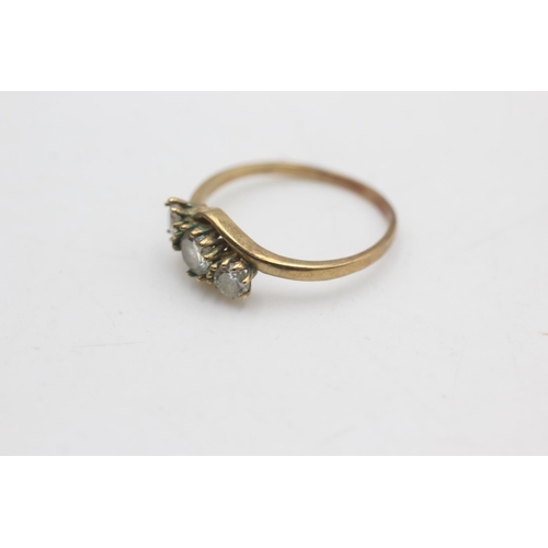 2173 - A 9ct gold clear gemstone three stone twist setting ring, size P - approx. gross weight 1.8 grams