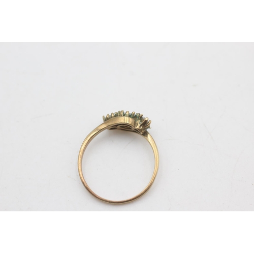 2173 - A 9ct gold clear gemstone three stone twist setting ring, size P - approx. gross weight 1.8 grams