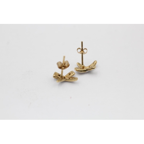 2185 - A 9ct gold diamond cross motif pendant and stud earrings - approx. gross weight 1.8 grams