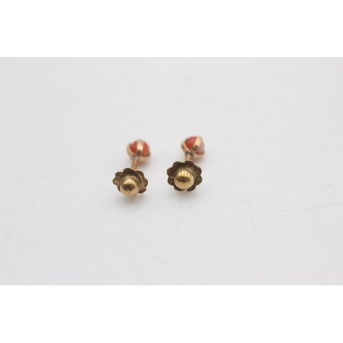 2191 - A pair of 9ct gold coral stud earrings - approx. gross weight 0.5 grams