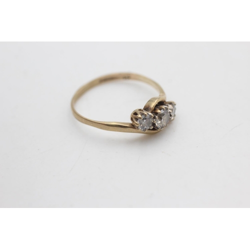 2195 - A 9ct gold clear gemstone three stone twist setting ring, size R- approx. gross weight 1.9 grams