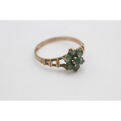 2201 - A 9ct gold emerald floral set textured band ring, size P - approx. gross weight 1.4 grams