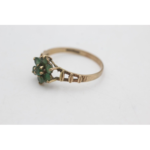 2201 - A 9ct gold emerald floral set textured band ring, size P - approx. gross weight 1.4 grams