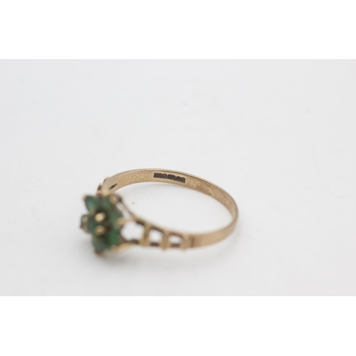 2201 - A 9ct gold emerald floral set textured band ring, size P - approx. gross weight 1.4 grams