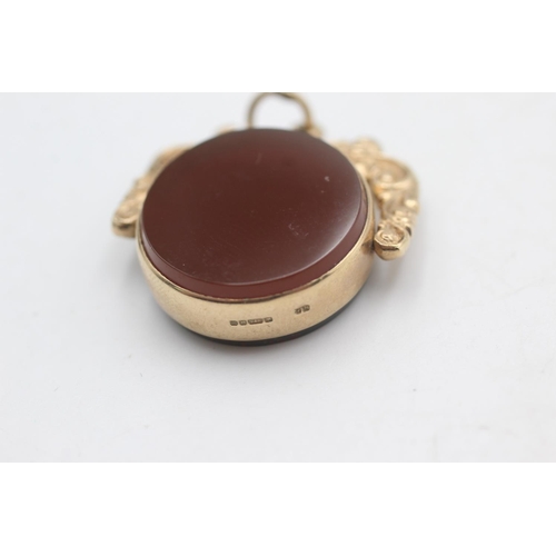 2205 - A 9ct gold framed bloodstone and carnelian spinner fob - approx. gross weight 9.5 grams