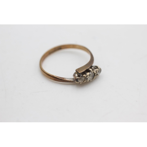 2208 - A 9ct gold clear paste three stone dress ring, size M - approx. gross weight 1.6 grams