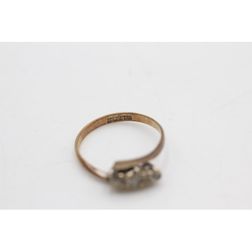 2208 - A 9ct gold clear paste three stone dress ring, size M - approx. gross weight 1.6 grams