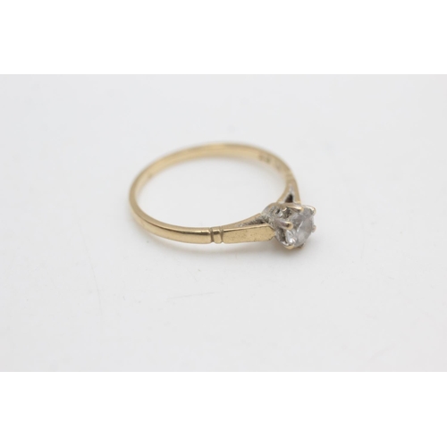 2212 - A 9ct gold clear gemstone solitaire ring, size R - approx. gross weight 2 grams