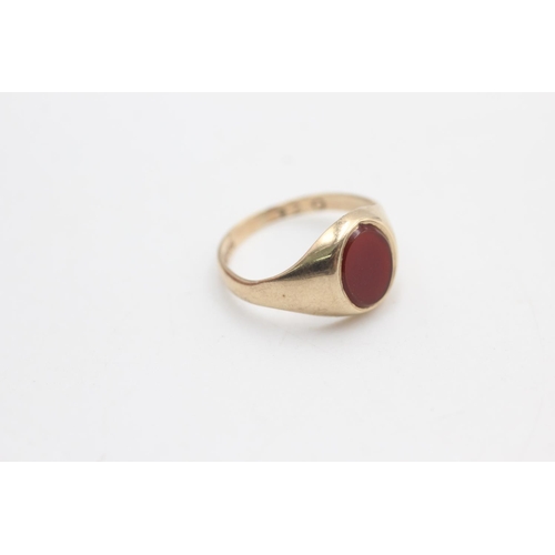 2221 - A hallmarked London 9ct gold carnelian fronted signet ring, size J½ - approx. gross weight 1.7 grams