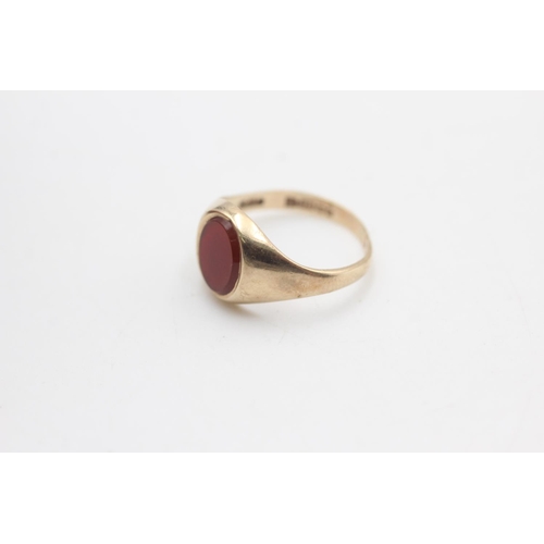 2221 - A hallmarked London 9ct gold carnelian fronted signet ring, size J½ - approx. gross weight 1.7 grams