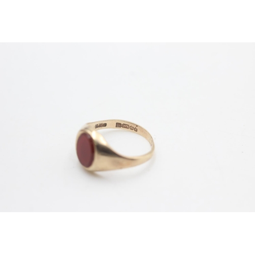 2221 - A hallmarked London 9ct gold carnelian fronted signet ring, size J½ - approx. gross weight 1.7 grams