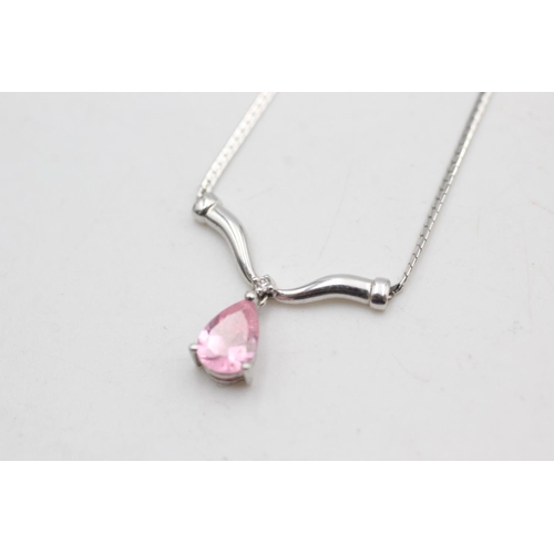 2224 - A 9ct white gold pink gemstone solitaire static pendant necklace - approx. gross weight 2.5 grams