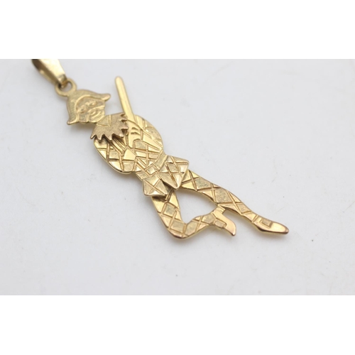 2231 - A 9ct gold articulated pulcinella character pendant - approx. gross weight 1.8 grams