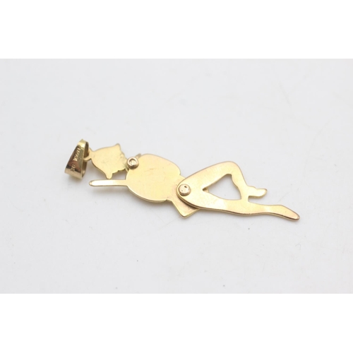 2231 - A 9ct gold articulated pulcinella character pendant - approx. gross weight 1.8 grams