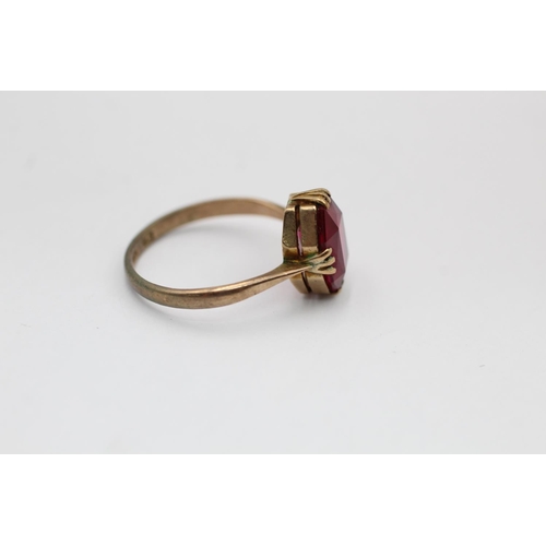 2239 - A 9ct gold synthetic ruby claw framed ring, size O - approx. gross weight 2.3 grams