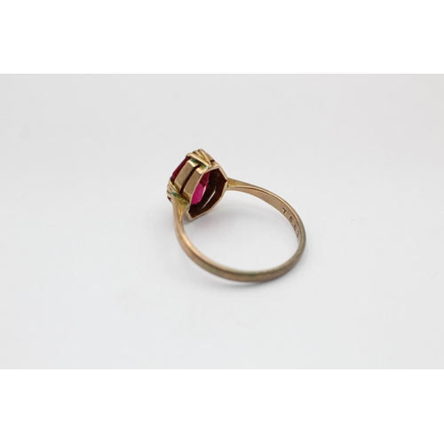 2239 - A 9ct gold synthetic ruby claw framed ring, size O - approx. gross weight 2.3 grams