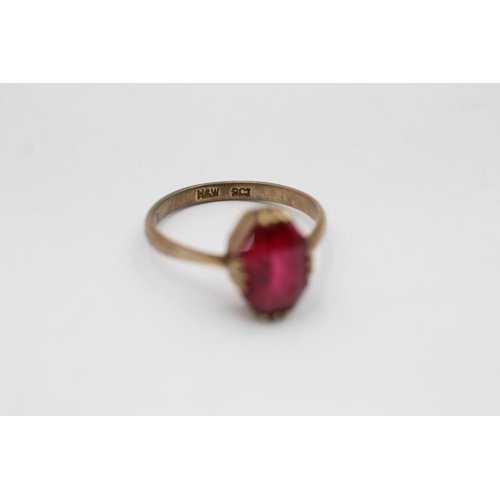 2239 - A 9ct gold synthetic ruby claw framed ring, size O - approx. gross weight 2.3 grams