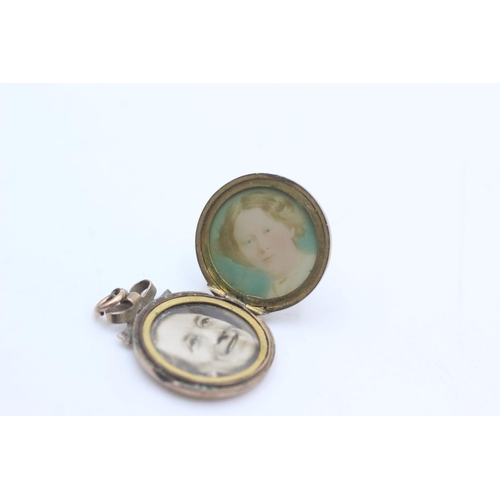 2241 - An antique 6ct gold ornate photo locket with engraving to front - approx. gross weight 3.1 grams