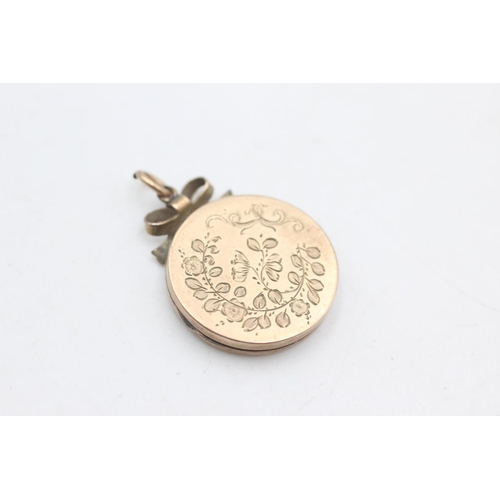 2241 - An antique 6ct gold ornate photo locket with engraving to front - approx. gross weight 3.1 grams