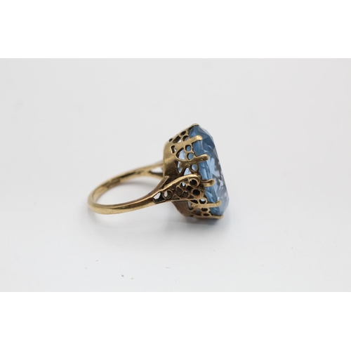 2264 - A 9ct gold synthetic spinel dress ring, size L - approx. gross weight 7.7 grams