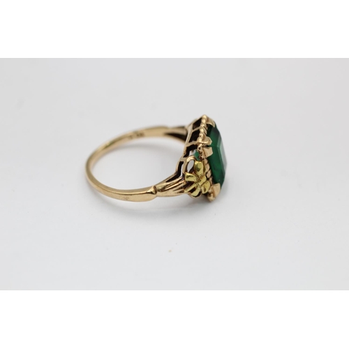 2265 - A 10ct gold green paste ornately framed ring, size M½ - approx. gross weight 2.6 grams