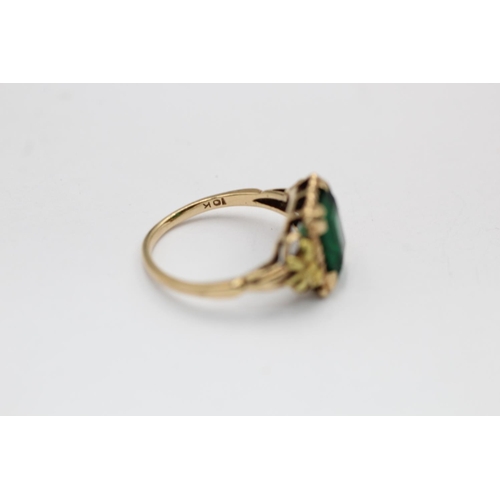 2265 - A 10ct gold green paste ornately framed ring, size M½ - approx. gross weight 2.6 grams