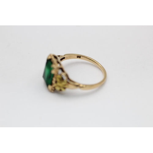 2265 - A 10ct gold green paste ornately framed ring, size M½ - approx. gross weight 2.6 grams