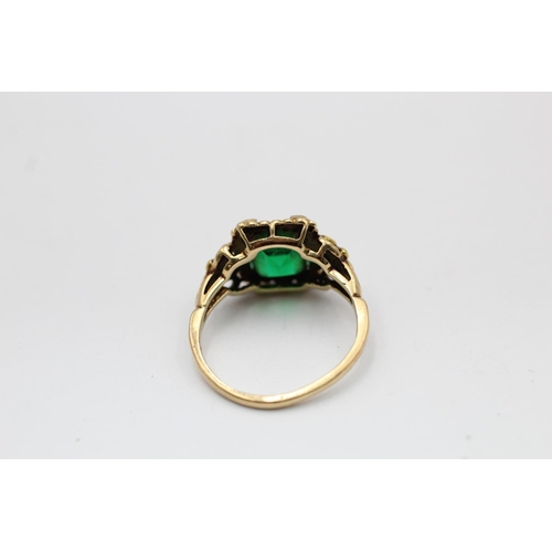 2265 - A 10ct gold green paste ornately framed ring, size M½ - approx. gross weight 2.6 grams