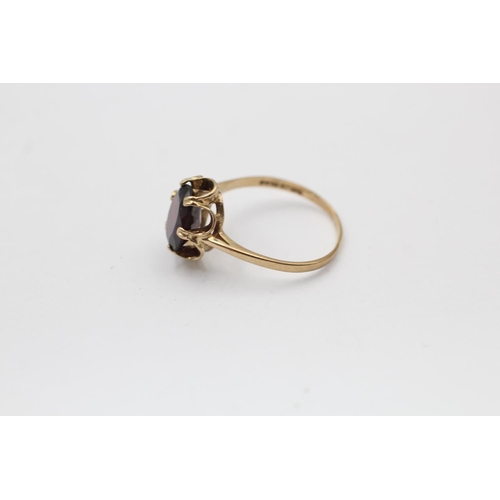 2271 - A hallmarked London 9ct gold garnet six claw set ring, size Q - approx. gross weight 2.4 grams