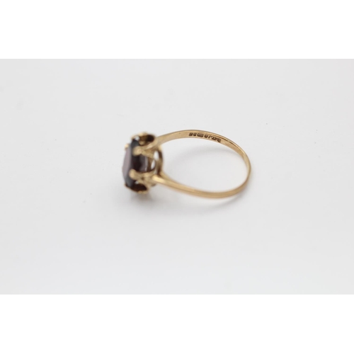 2271 - A hallmarked London 9ct gold garnet six claw set ring, size Q - approx. gross weight 2.4 grams