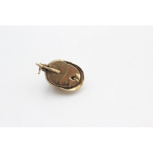 2278 - A hallmarked London 9ct gold jockey cap opening charm with horse head inside - approx. gross weight ... 