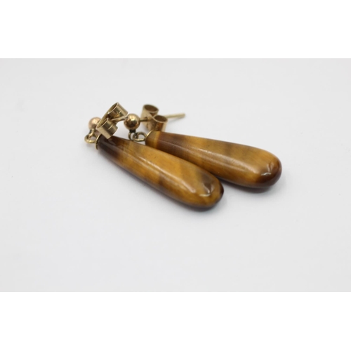 2289 - Two pairs of 9ct gold gemstone drop earrings, one tigers eye and one onyx - approx. gross weight 5.8... 