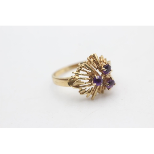 2301 - A 9ct gold three stone amethyst brutalist ring, size N½ - approx. gross weight 3.1 grams