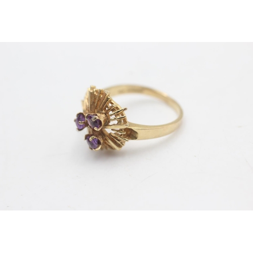 2301 - A 9ct gold three stone amethyst brutalist ring, size N½ - approx. gross weight 3.1 grams