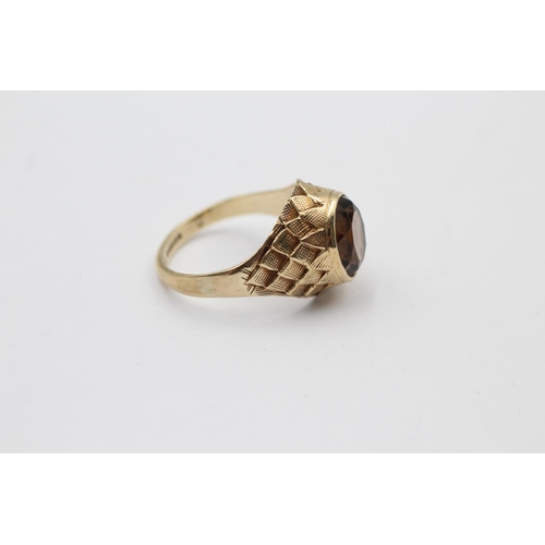 2304 - A hallmarked Birmingham 9ct gold smoky quartz checker textured ring, size O½ - approx. gross weight ... 