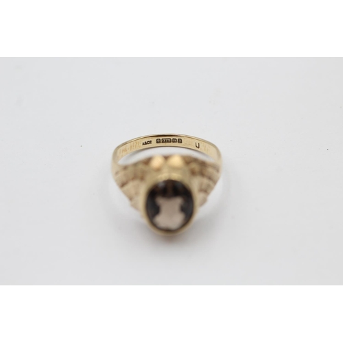 2304 - A hallmarked Birmingham 9ct gold smoky quartz checker textured ring, size O½ - approx. gross weight ... 