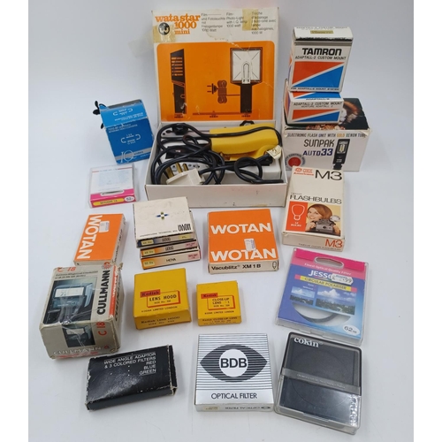 1247 - A collection of boxed camera accessories to include Wata Star 1000 Mini Film-Photo-Light, Sunpak Aut... 